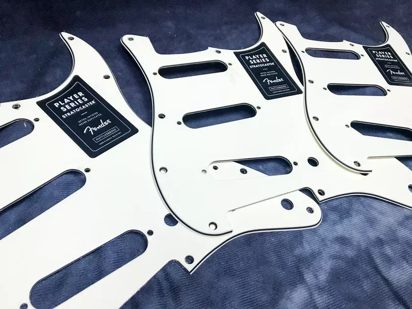11-HOLE MODERN-STYLE STRATOCASTER S /S /S PICKGUARD PARCHMENT